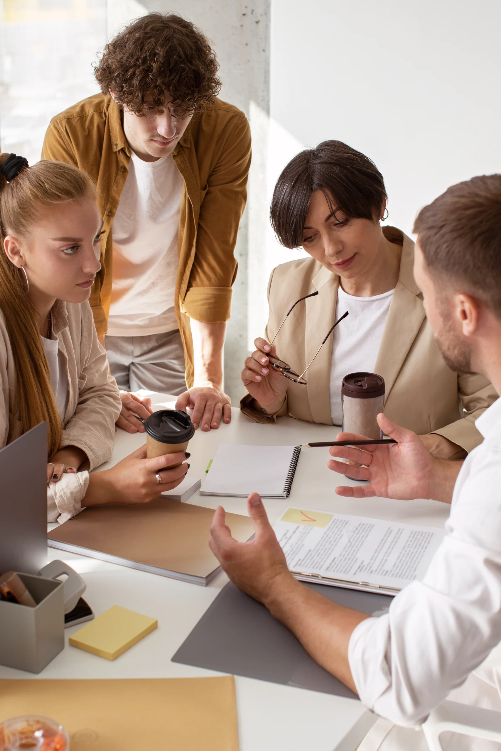 personas-que-trabajan-en-la-vista-lateral-de-la-oficina